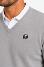 Pull homme col V gris en maille côtelée, badge Golf sur la poitrine