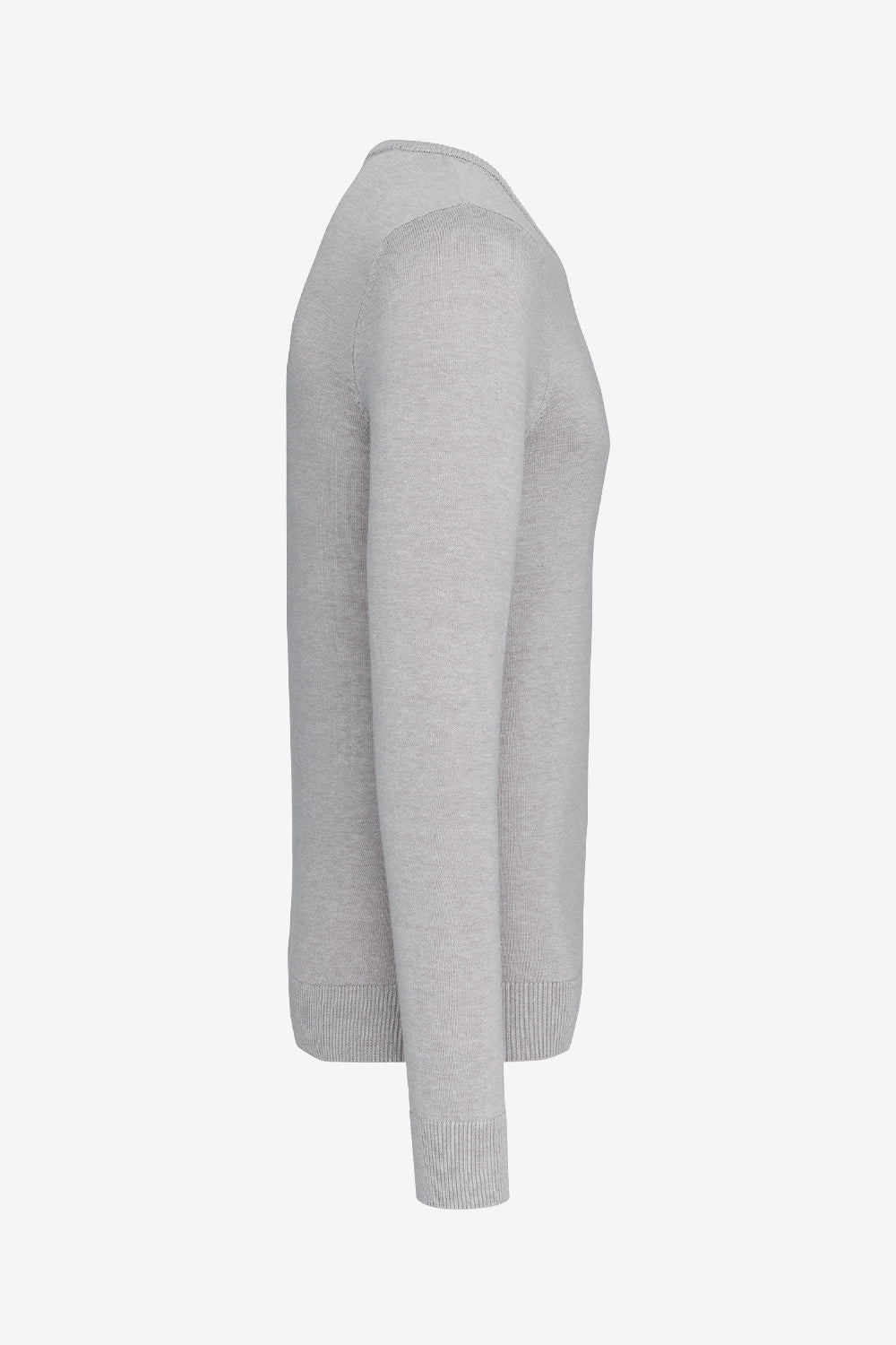 Pull de golf homme à col V gris clair, vue de profil, manches longues côtelées.