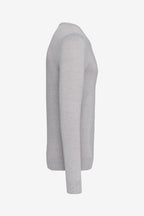 Pull de golf homme à col V gris clair, vue de profil, manches longues côtelées.