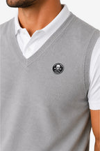 Pull sans manches gris homme col V, badge rond sur la poitrine