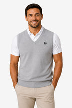 Pull sans manches gris homme à col V, badge rond sur la poitrine, coupe droite