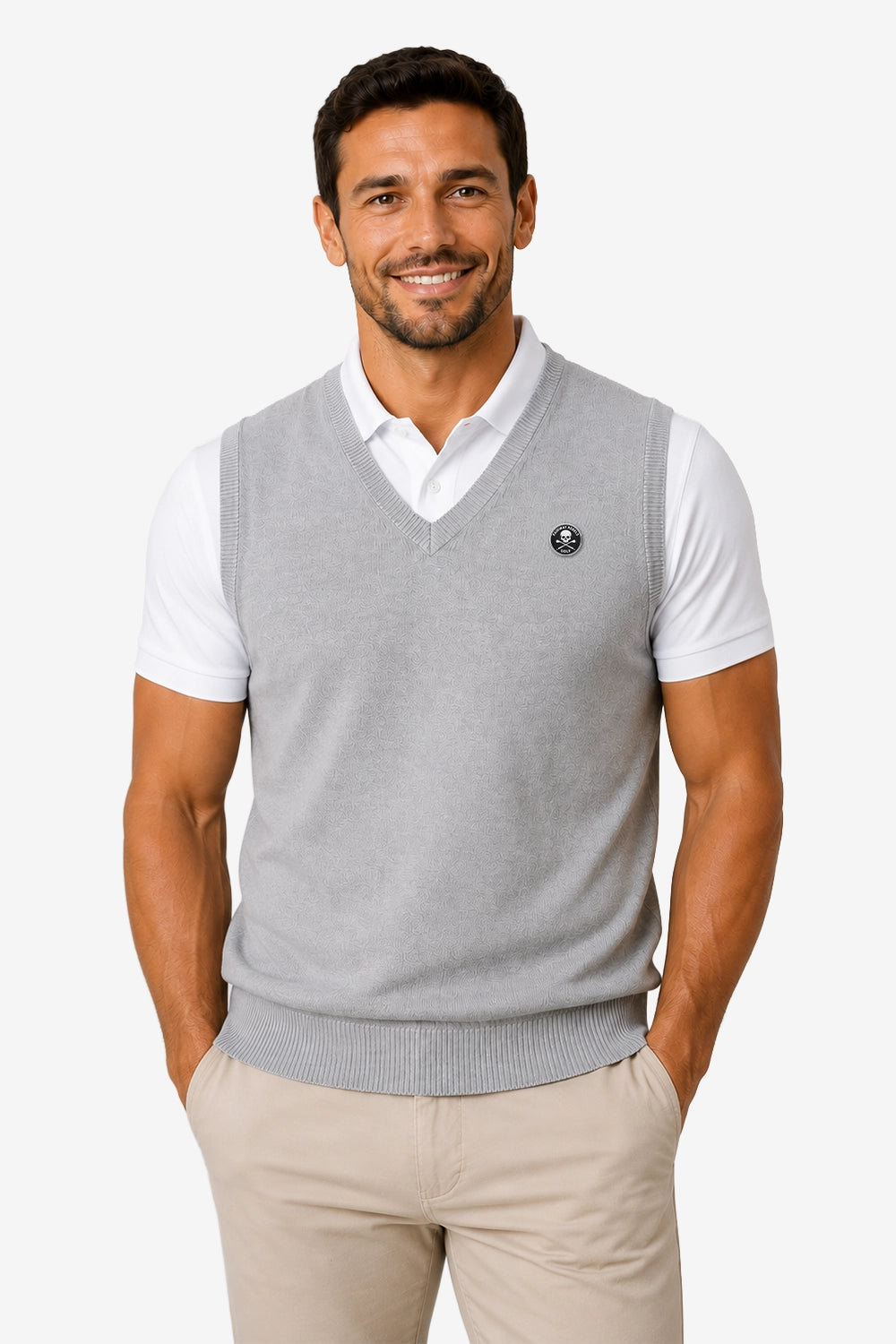 Pull sans manches gris homme à col V, badge rond sur la poitrine, coupe droite