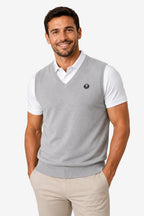 Gilet sans manches homme col V gris avec écusson sur la poitrine