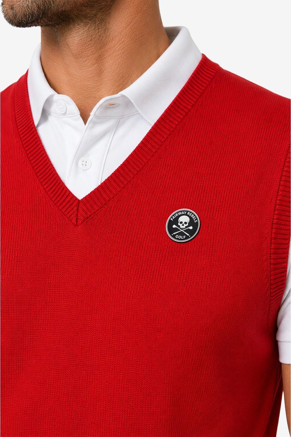 Pull sans manches rouge à col V, écusson rond sur la poitrine, maille fine