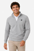 Pull homme gris technique, fermeture zippée courte et logo poitrine ronde.