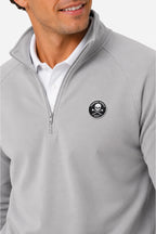 Pull homme gris à demi-zip, col montant et écusson logo sur la poitrine.