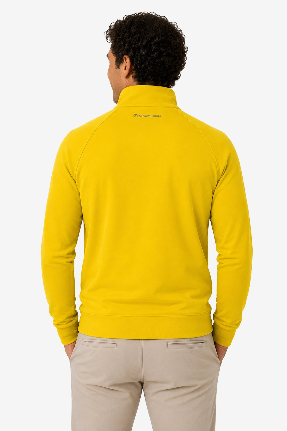 Pull homme jaune technique vu de dos, col montant et petite mention au nuque.