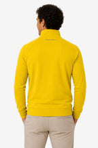Pull homme jaune technique vu de dos, col montant et petite mention au nuque.