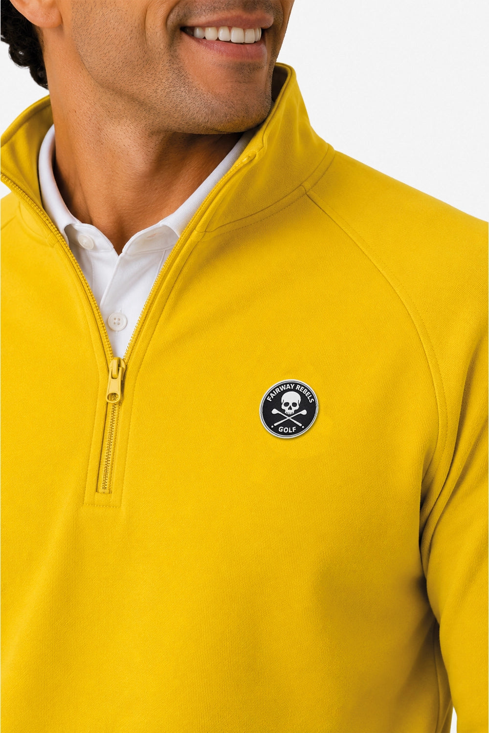 Pull homme jaune à demi-zip, col montant, écusson logo sur la poitrine.