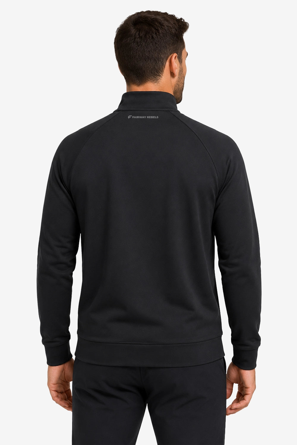 Pull homme noir vu de dos, col montant et petite mention au niveau de la nuque.