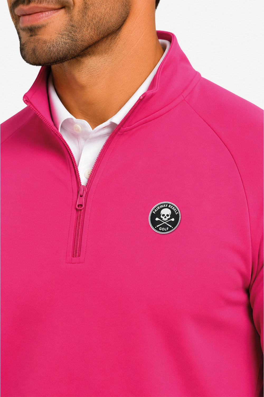 Pull de golf homme rose, détail demi-zip et badge rond sur la poitrine