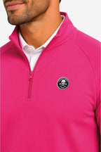 Pull de golf homme rose, détail demi-zip et badge rond sur la poitrine