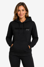 Sweat à capuche femme noir avec inscription poitrine, cordons de capuche et poche.
