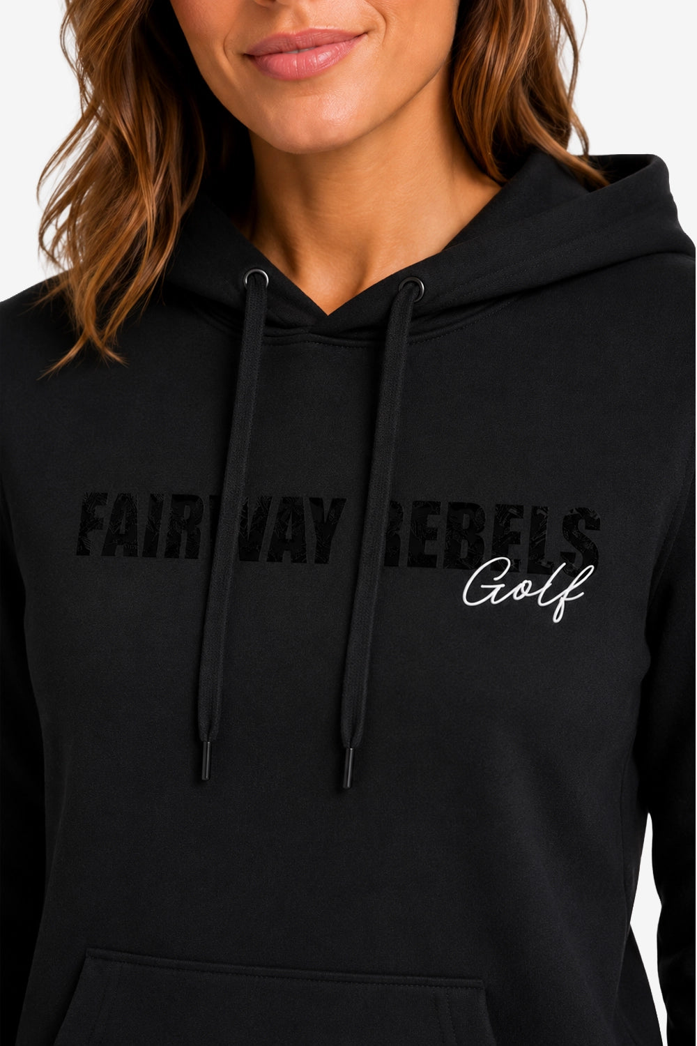 Sweat à capuche noir, gros plan sur inscription imprimée et cordons de capuche.
