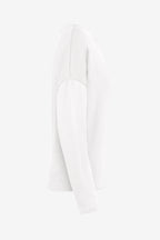 Sweat-shirt de golf pour femme ample blanc, vue côté avec manche longue et couture nette.