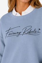 Sweat de golf femme ample bleu ciel, col blanc et logo « Fairway Rebels ».