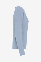 Sweat de golf femme ample bleu ciel, vue de côté, manches longues.