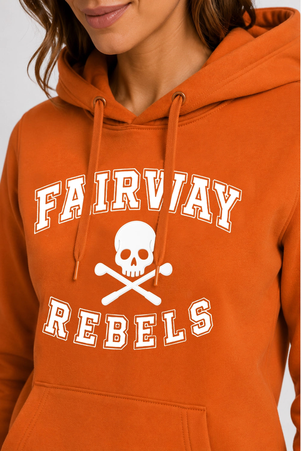 Sweat à capuche orange femme, gros plan du logo “FAIRWAY REBELS” et crâne