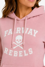 Sweat à capuche rose pâle femme, gros plan du logo “FAIRWAY REBELS”