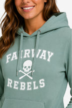 Sweat à capuche femme vert sauge, gros plan imprimé "FAIRWAY REBELS" et crâne
