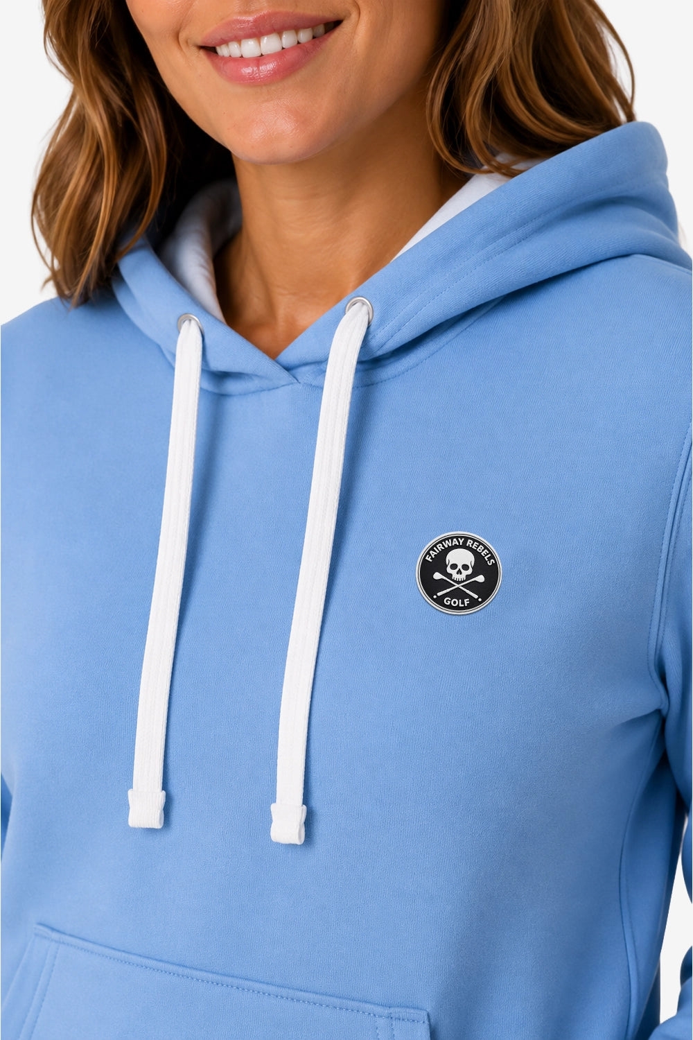 Hoodie bleu ciel femme, cordons blancs, écusson rond sur le devant