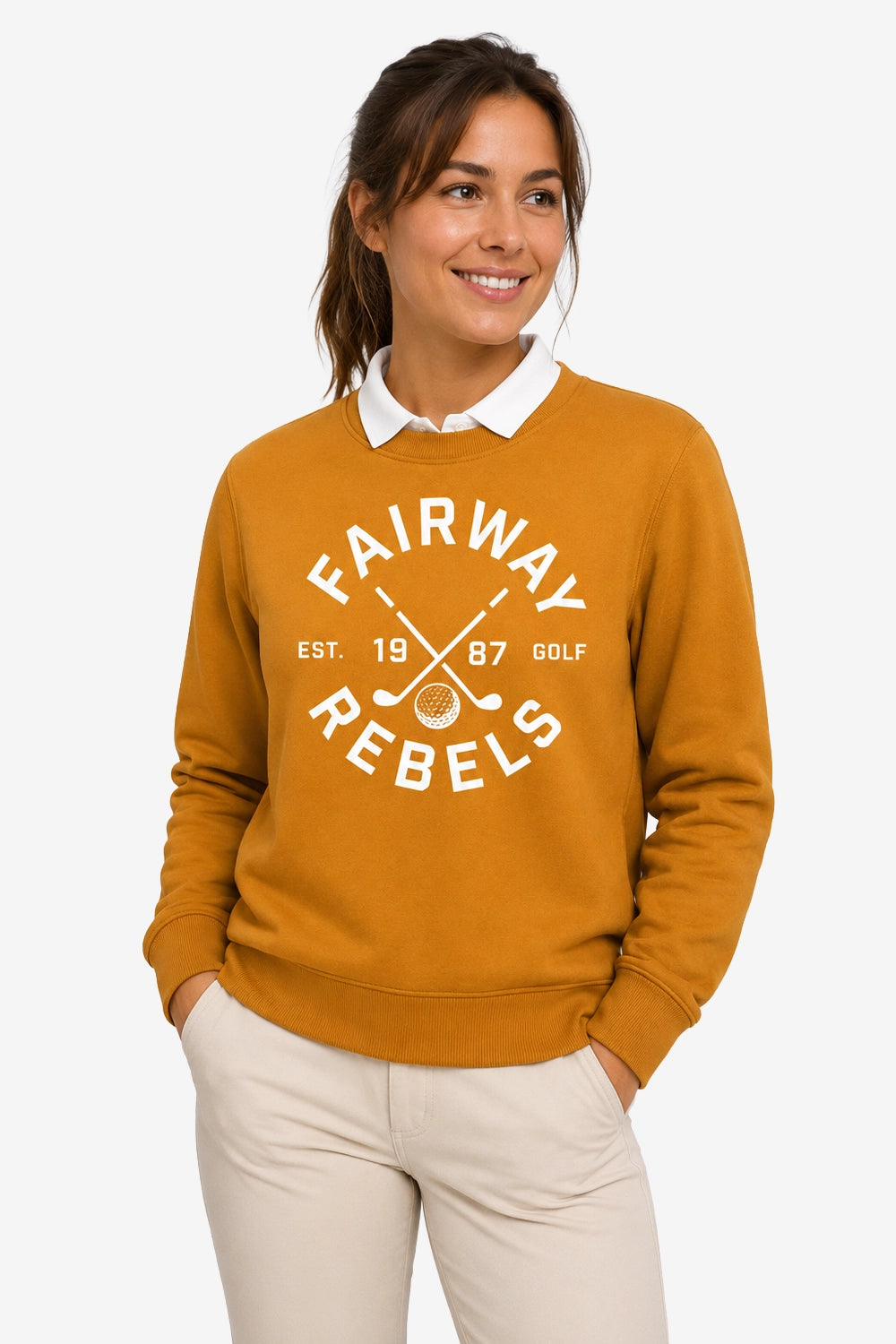 Sweat de golf pour femme orange, logo blanc imprimé, chemise blanche visible au col.