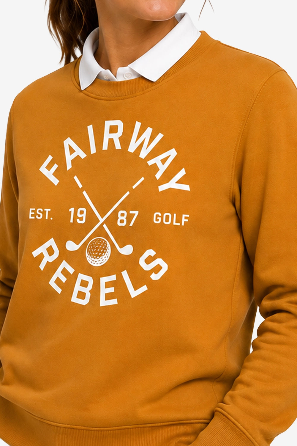 Sweat de golf pour femme orange, gros plan du logo imprimé blanc “FAIRWAY REBELS”.