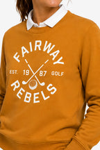 Sweat de golf pour femme orange, gros plan du logo imprimé blanc “FAIRWAY REBELS”.