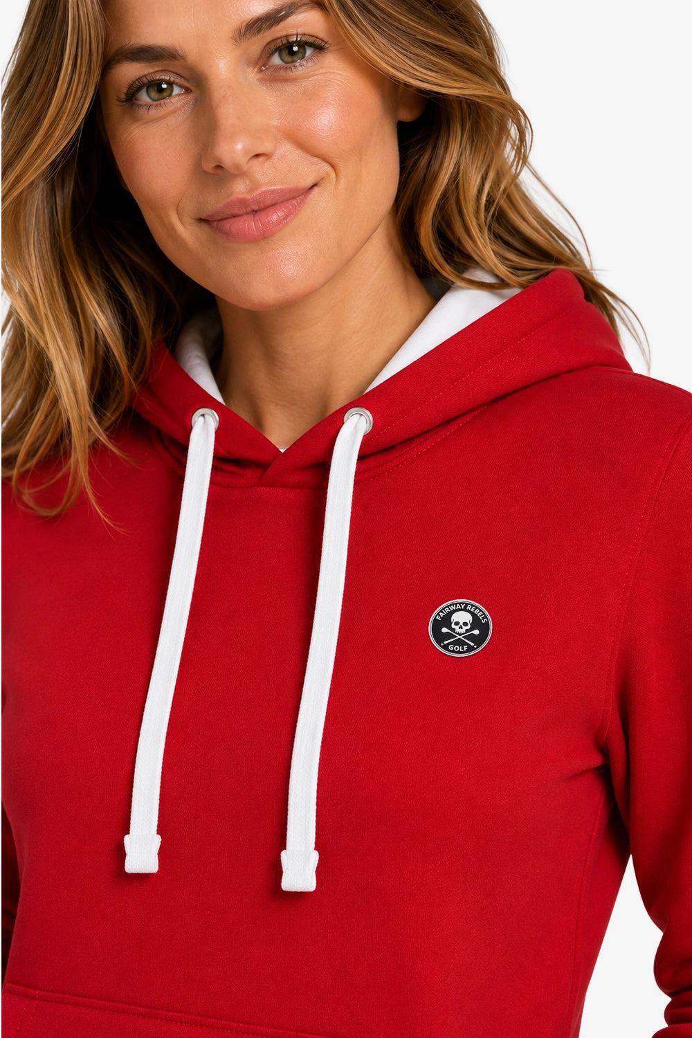 Sweat à capuche femme rouge, gros plan : cordons blancs et petit logo sur la poitrine.