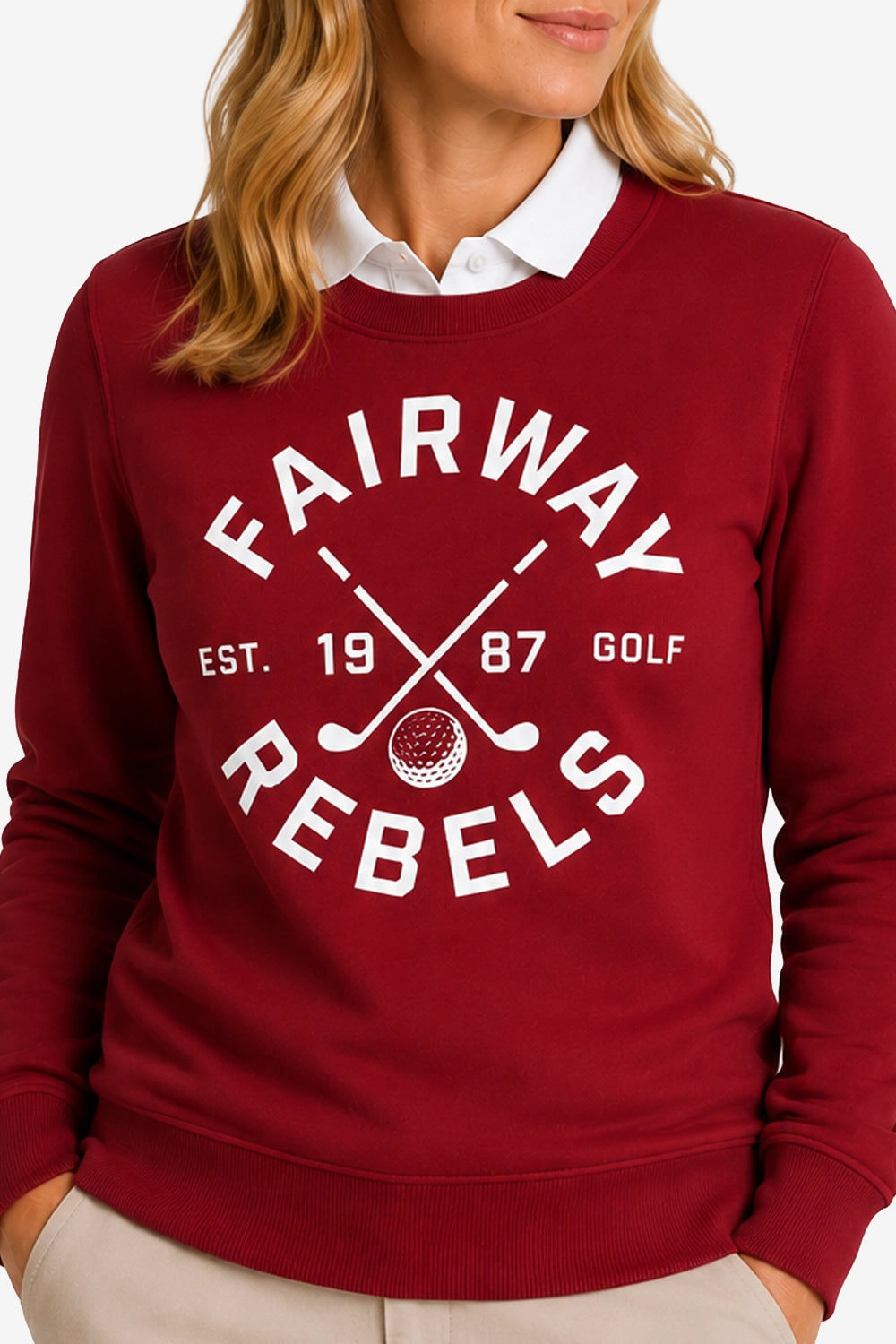 Sweat de golf pour femme bordeaux, gros plan du logo blanc “FAIRWAY REBELS”.