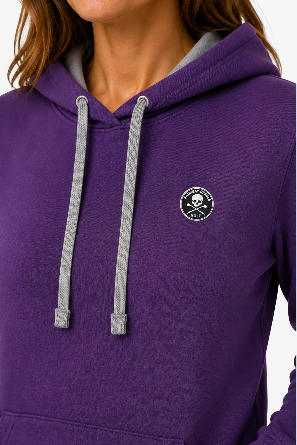 Sweat à capuche violet, cordons gris contrastés, petit logo poitrine, vue rapprochée.