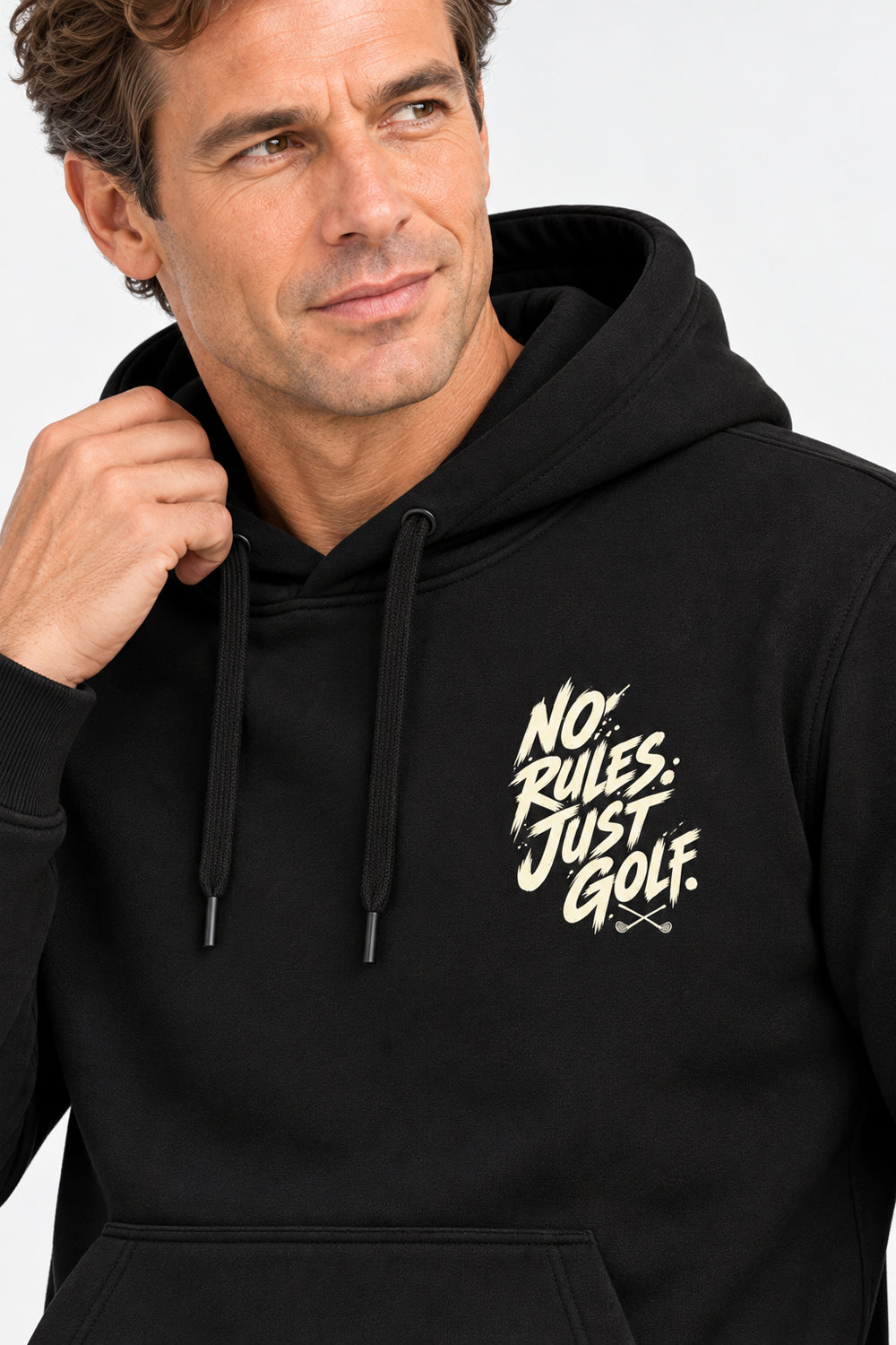 Sweat à capuche homme noir, détail du logo poitrine « No Rules Juste Golf »