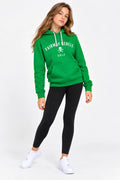 Sweat-shirt vert à capuche, logo texte et crâne au centre, poche kangourou.