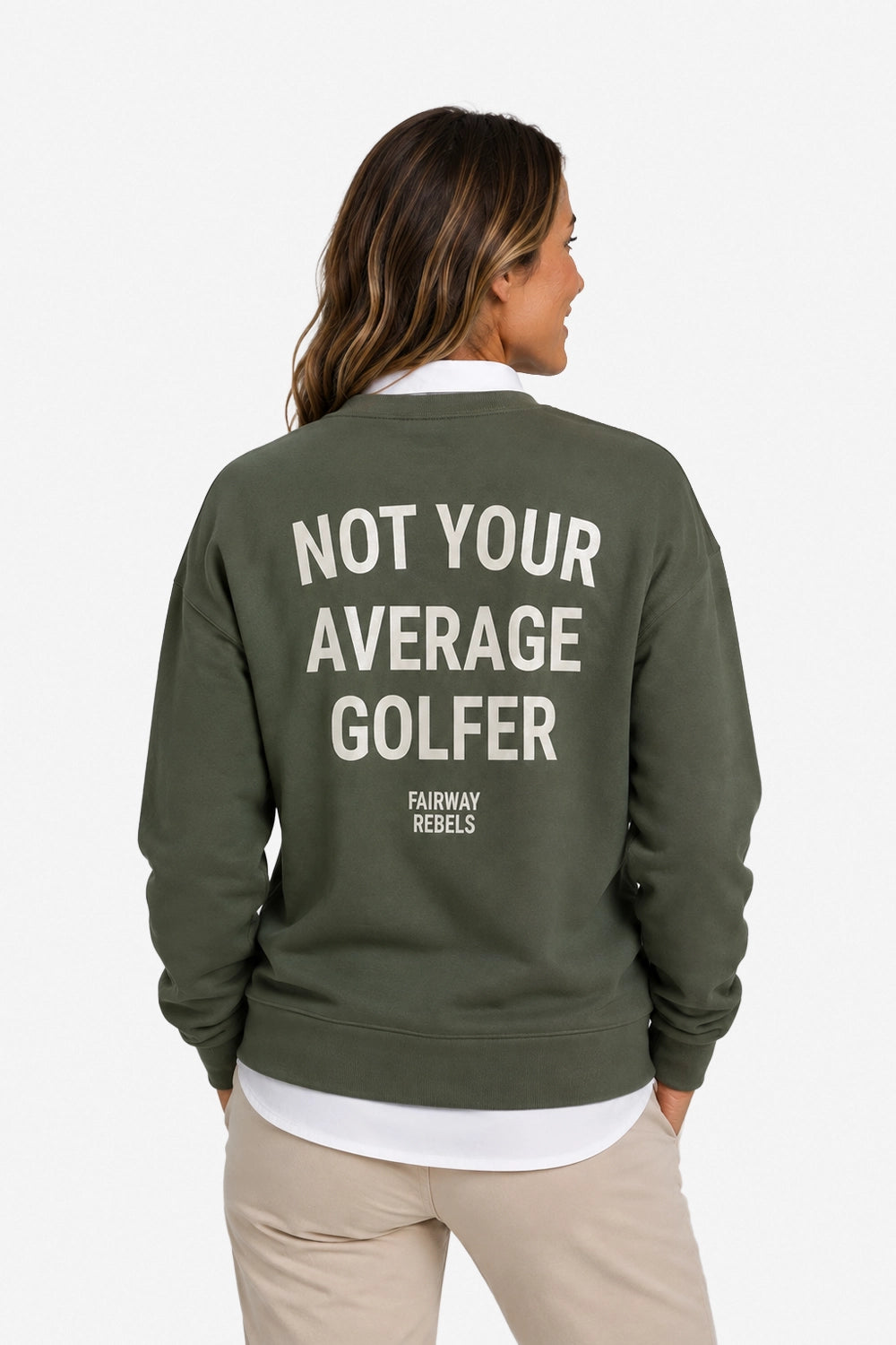 Sweat de golf femme vert foncé, dos avec texte blanc «NOT YOUR AVERAGE GOLFER».