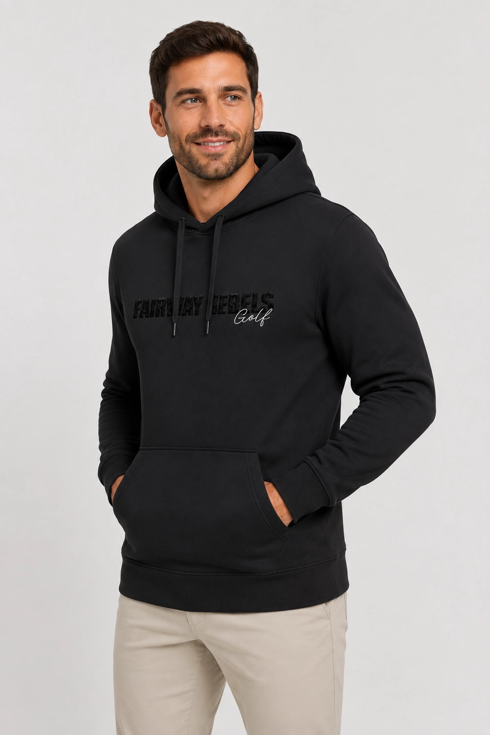 Sweat à capuche homme noir, cordons et poche kangourou, inscription sur la poitrine.