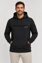 Sweat à capuche homme noir, capuche à cordons, poche kangourou, logo poitrine.