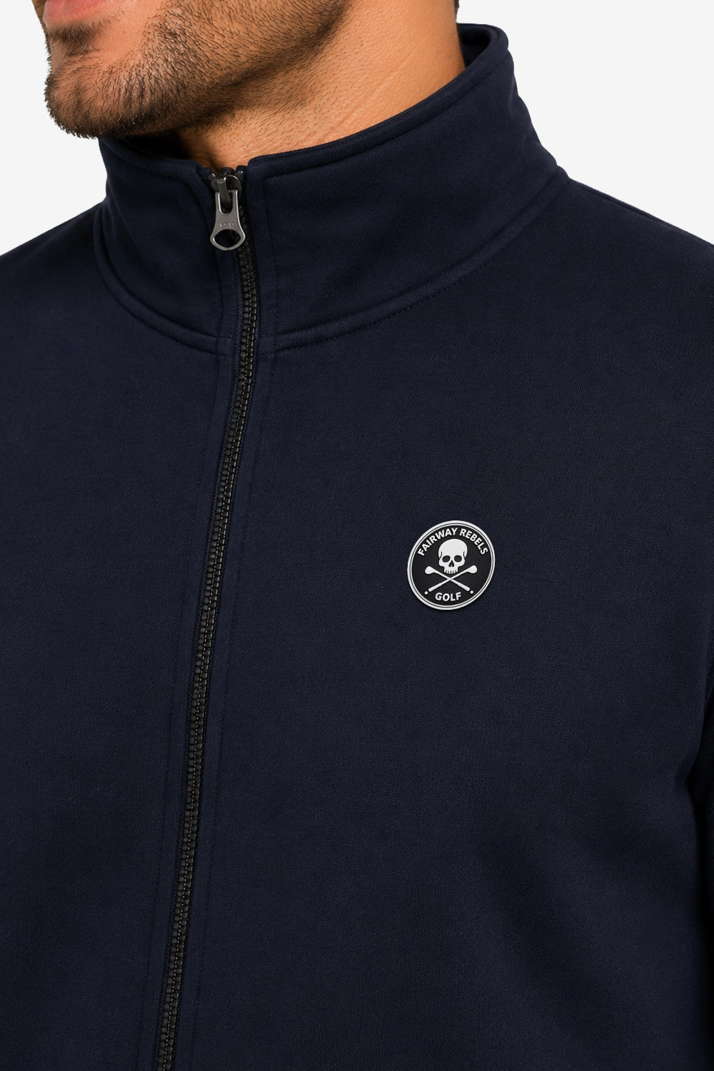 Détail veste de golf zippée homme en molleton bleu nuit : col montant et écusson poitrine.