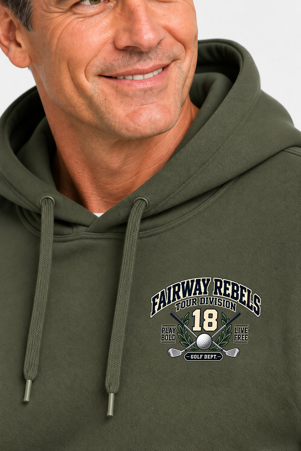 Sweat à capuche vert olive, cordons visibles, logo « Fairway Rebels 18 » imprimé poitrine