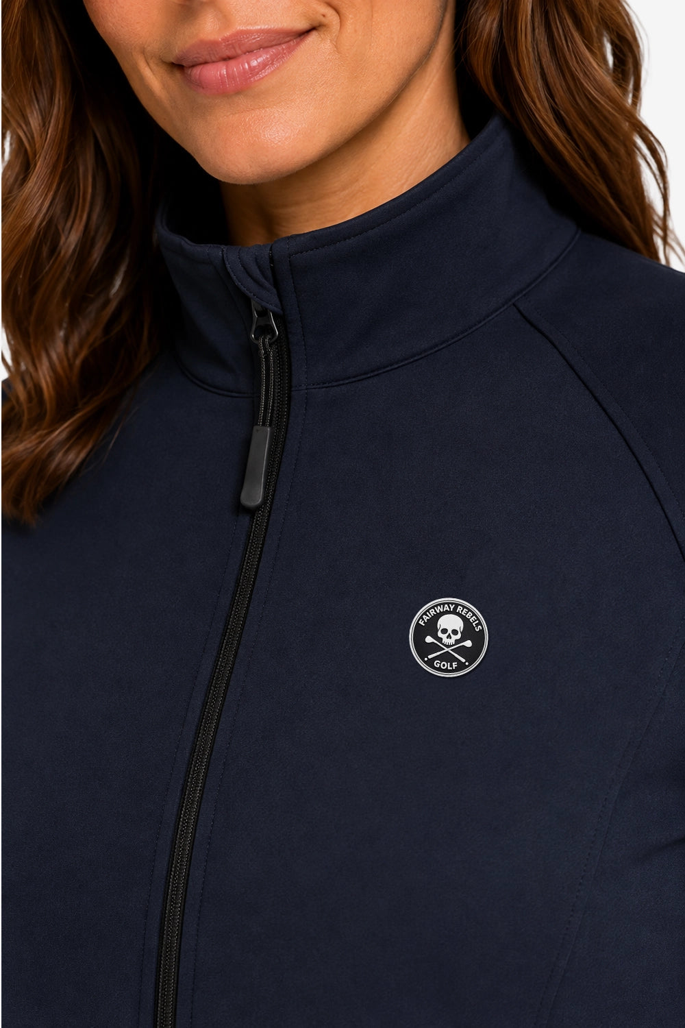 Veste de golf déperlante bleu marine, badge poitrine rond et zip noir visible.