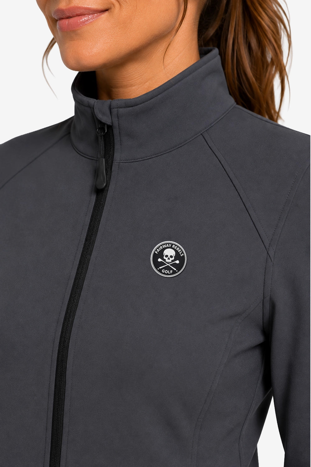 Veste de golf déperlante gris, col montant et badge rond sur la poitrine.