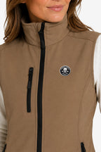 Veste golf femme sans manches beige déperlante, fermeture zippée et écusson sur la poitrine.