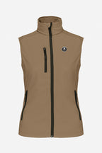 Veste golf femme sans manches déperlante beige vue de face, zip noir et écusson rond.