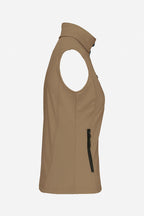 Veste golf femme sans manches déperlante beige vue de profil, zip et poche zippée latérale.