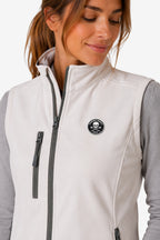 Veste golf femme sans manches blanche déperlante, zip sur le devant et écusson poitrine.