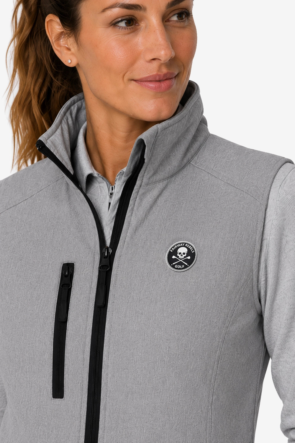 Veste de golf à capuche grise, vue rapprochée du col et de l’écusson sur la poitrine