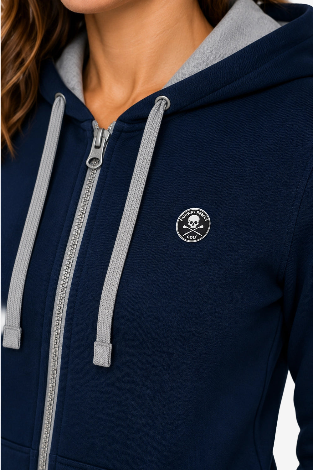 Veste bleu marine à capuche zippée, cordons gris, écusson poitrine