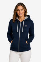 Veste zippée bleu marine à capuche, femme de face, cordons gris et écusson