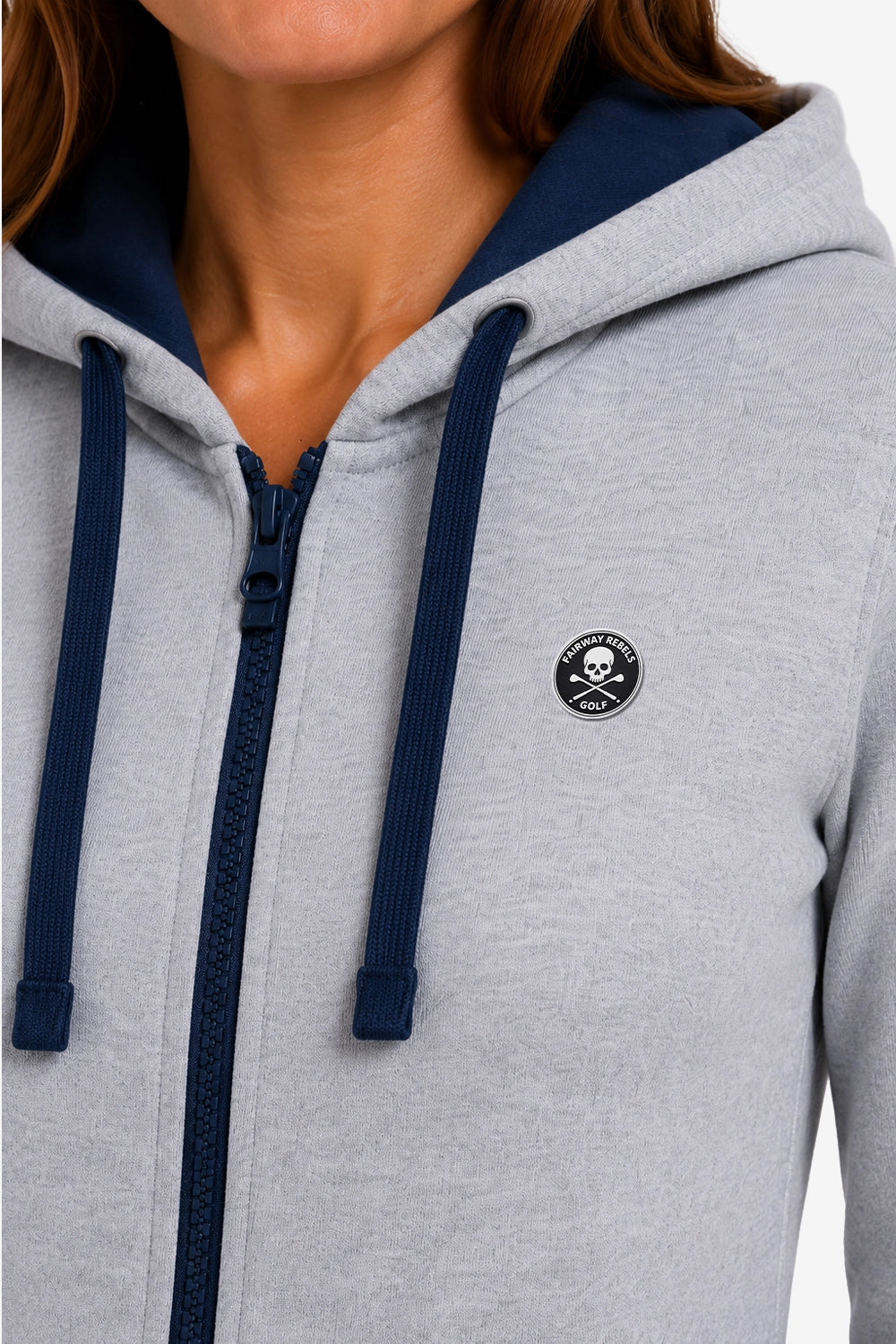 Veste zippée gris clair à capuche, cordons et fermeture bleu marine, écusson