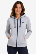 Veste zippée à capuche femme grise avec cordons bleu marine, poches kangourou et fermeture éclair.
