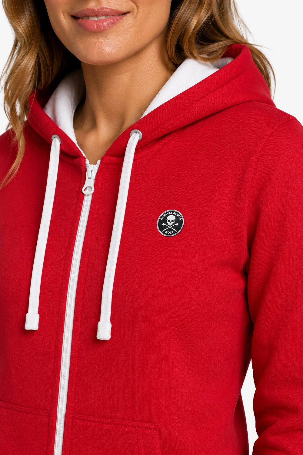 Veste zippée rouge femme à capuche, cordons blancs et petit écusson poitrine.